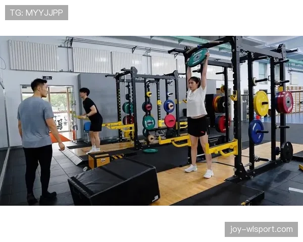 张雨霏训练完直接啃鸡腿？这自律和放纵的切换也太真实了