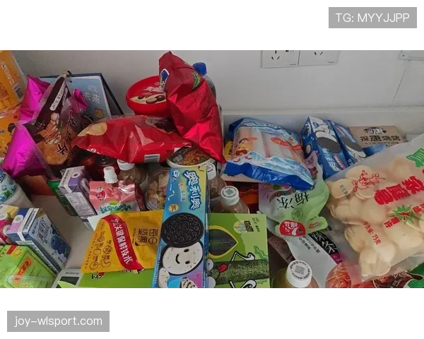 董志豪今天居然带了满桌子零食,谁还在意比赛表现了? 董志豪今天居然带了满桌子零食,谁还在意比赛表现了?